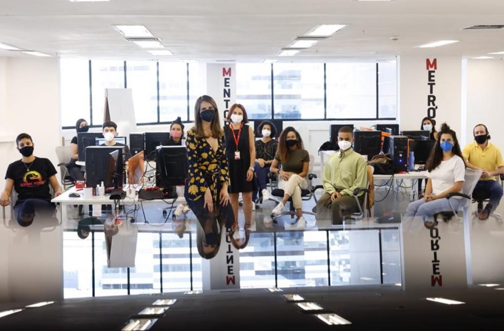 Foto colorida mostra sala de aula do Mentor, programa de estágio em jornalismo do Metrópoles