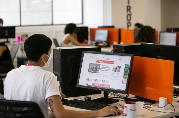 Foto colorida mostra sala de aula do Mentor, programa de estágio em jornalismo do Metrópoles