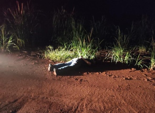 Corpo do dono de cartório Luiz Fernando Alves Chaves, morto a tiros com mãos algemadas para trás, em Rubiataba, Goiás