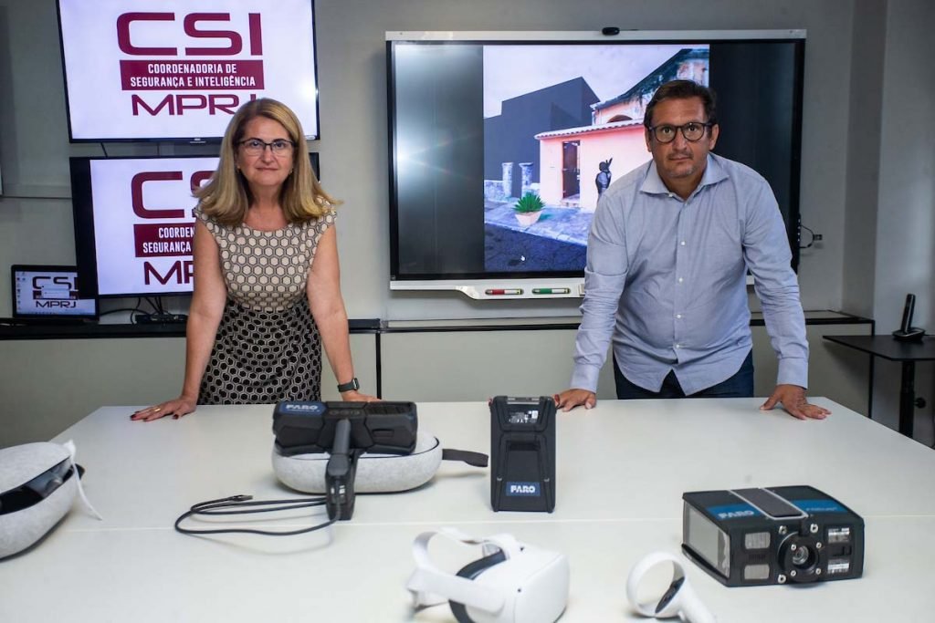 Diretora da Divisão de Evidências Digitais e Tecnologia, Maria do Carmo Gargaglione e o chefe da Coordenadoria de Segurança e Inteligência, promotor Eduardo Campos.