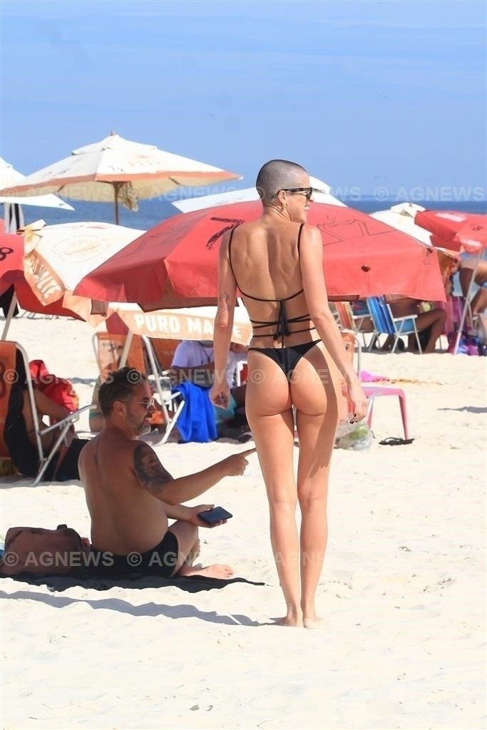 Ágatha Moreira careca na praia