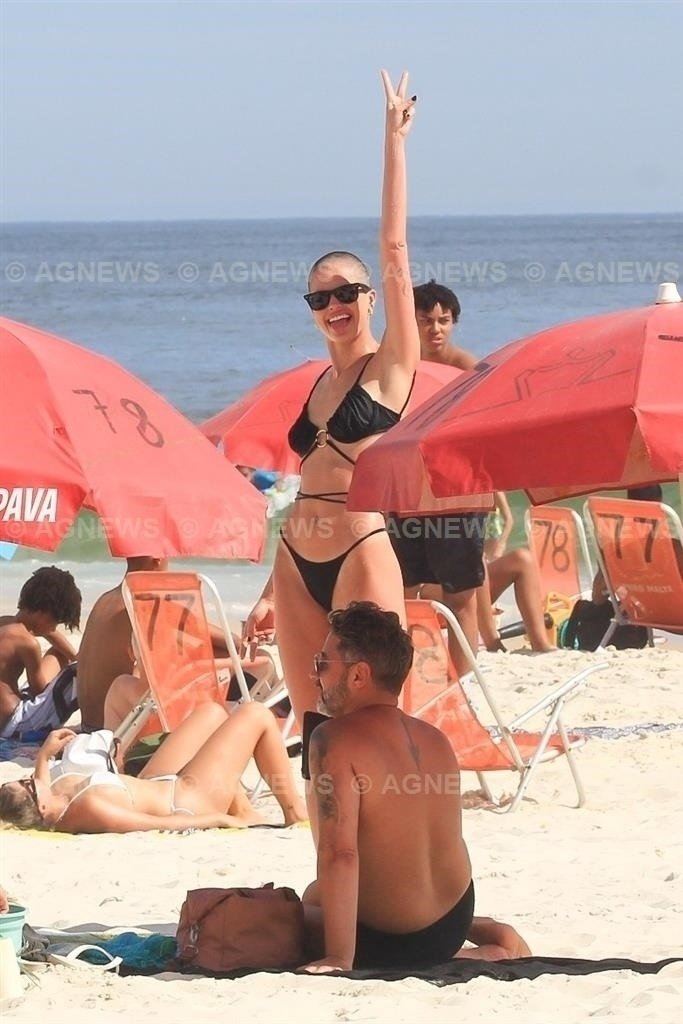 Ágatha Moreira careca na praia