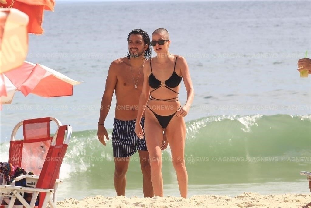 Ágatha Moreira careca na praia