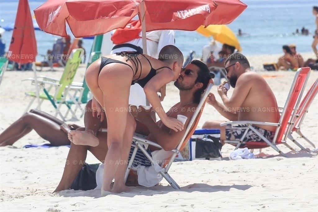 Ágatha Moreira careca na praia