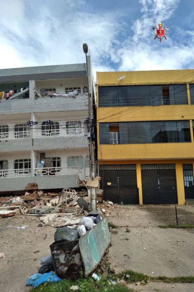 prédio desabado e prédio vizinho