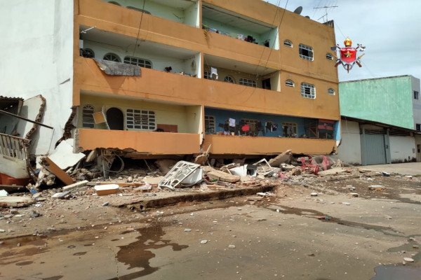 varandas de prédio que desabou parcialmente