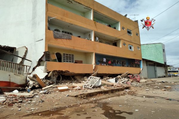 entulhos em parte de trás de prédio que desabou