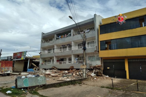fachada de prédio que desabou