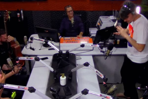 Jair Renan Bolsonaro dança em programa na rádio