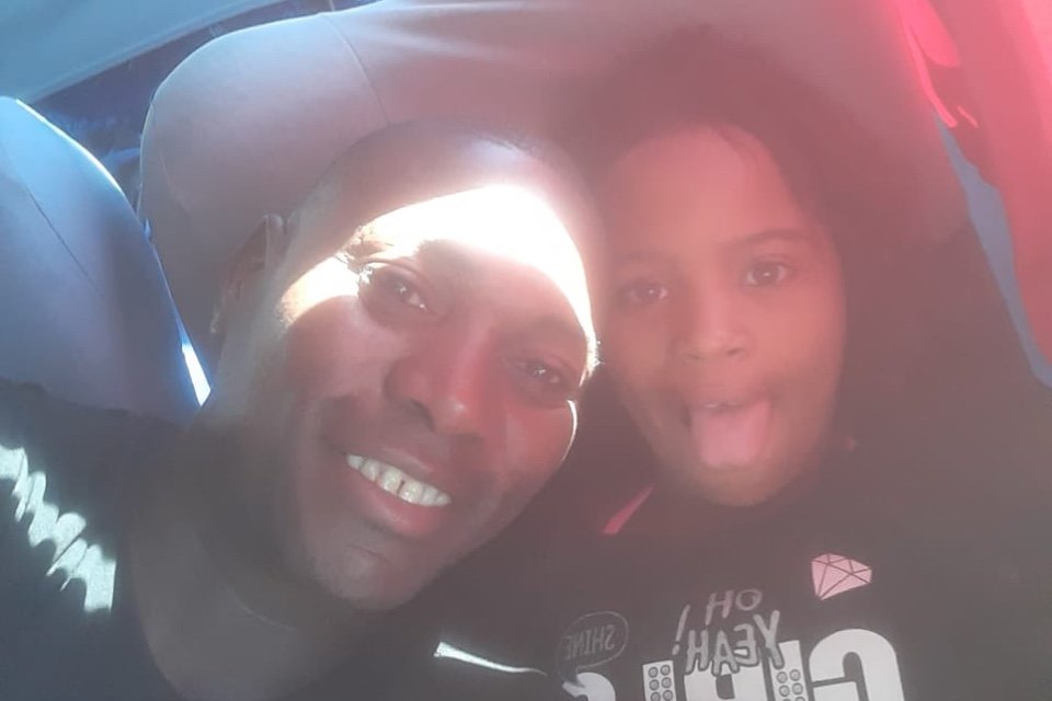 Wilson e sua filha, Ludmila, baleada em Queimados