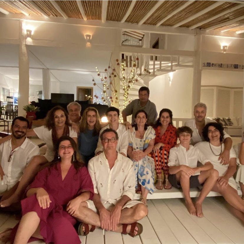 Adriana Calcanhotto e Maitê Proença aparecem juntas em um registro raro com amigos