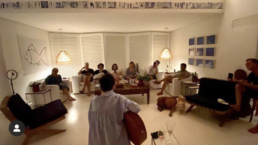 Adriana Calcanhotto e Maitê Proença aparecem juntas em um registro raro com amigos