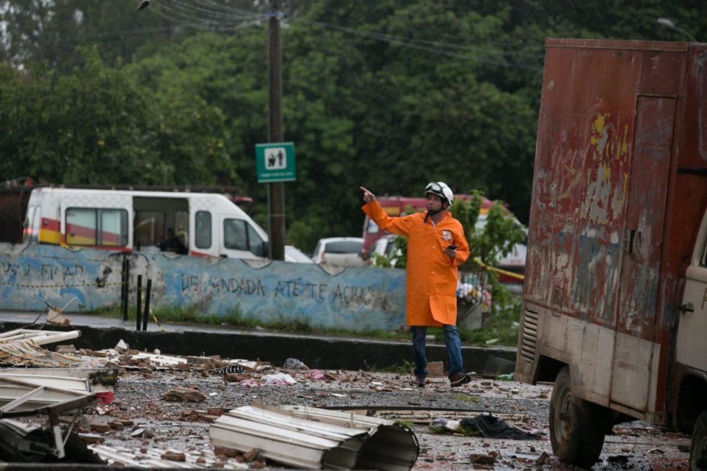 Bombeiros no prédio que desabou em Taguatinga