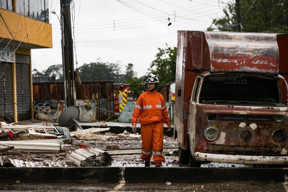 Bombeiros no prédio que desabou em Taguatinga