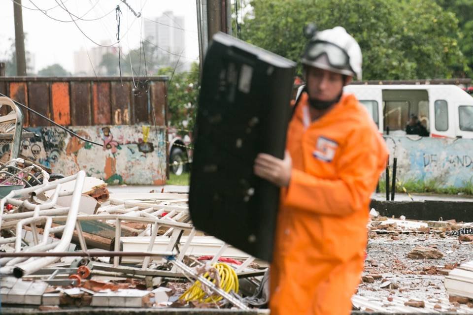 Bombeiro entrega televisor a morador do prédio que ruiu no DF