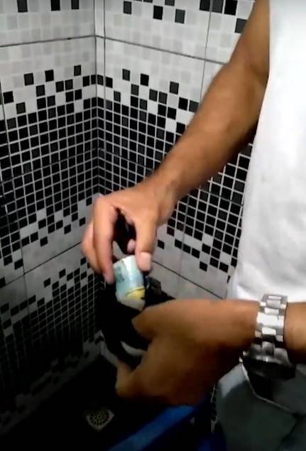 Homem segura dinheiro