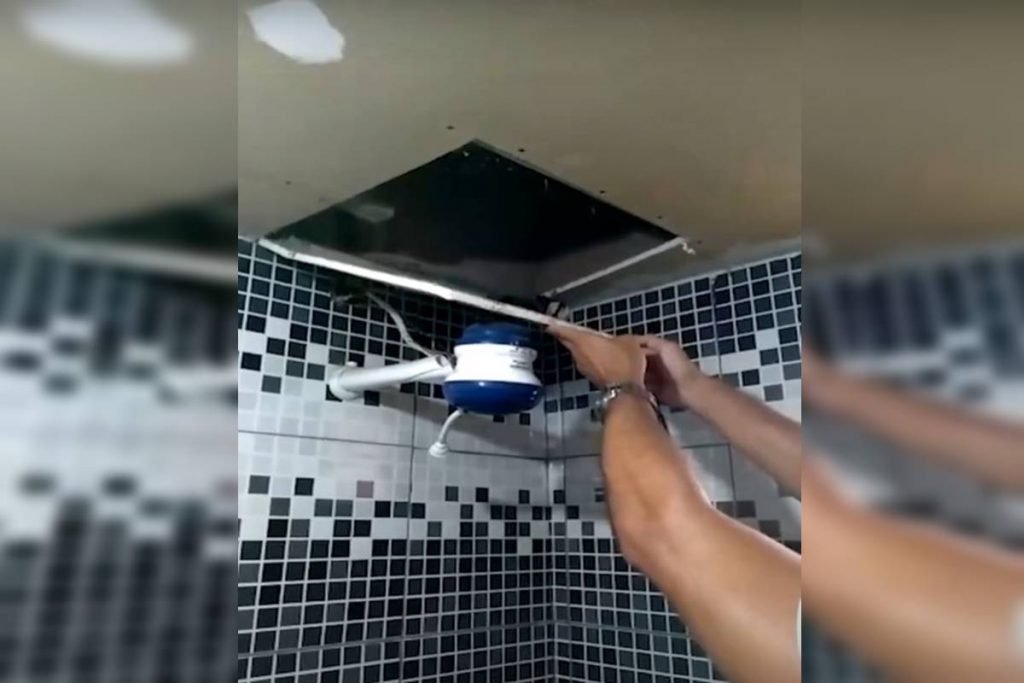 Policial abre forro de teto
