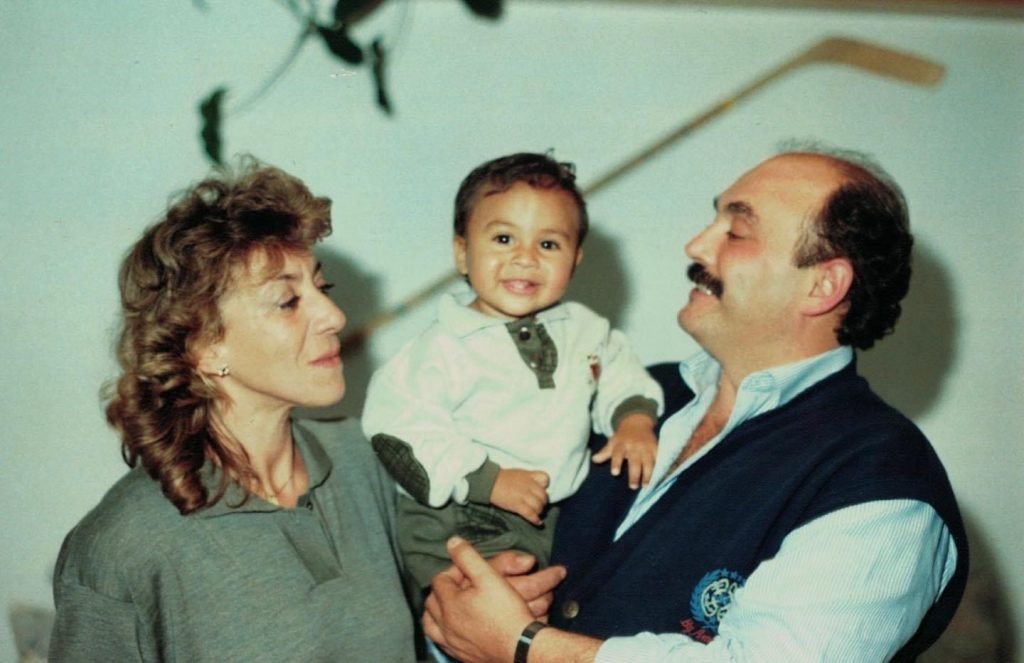 Giovanni Barone, com os pais adotivos, Antonio e Concetta, ainda criança