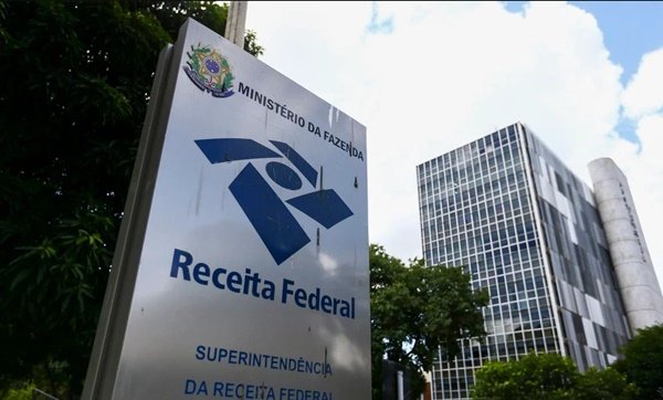 Na imagem colorida, o prédio da Receita Federal está posicionado à esquerda