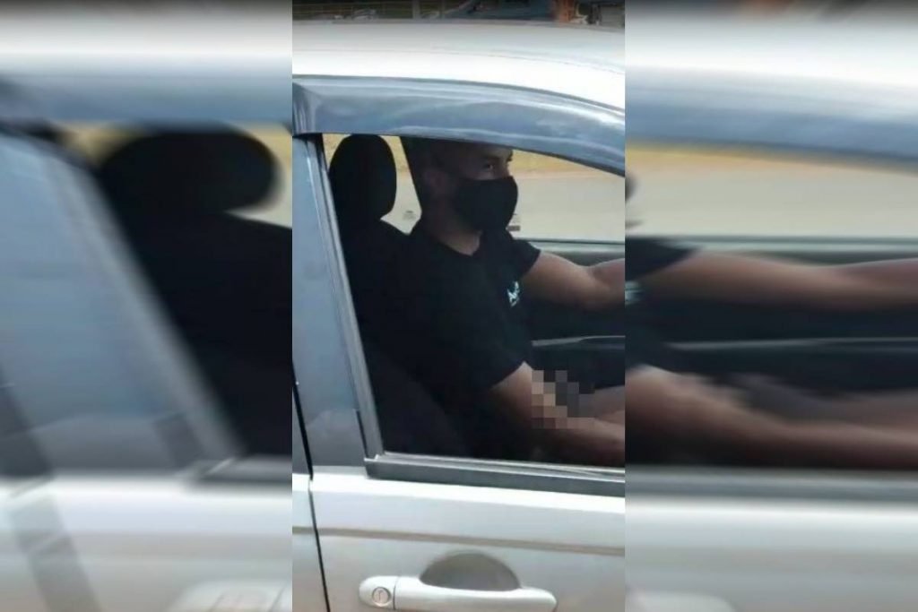 Homem de máscara dentro de carro