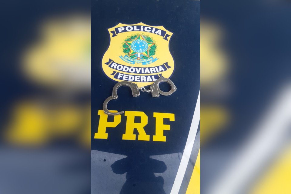algemas em cima de capô de carro com logo da PRF