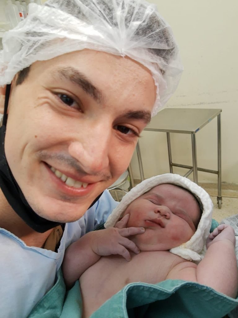O pai Eduardo e Pedro logo após o nascimento