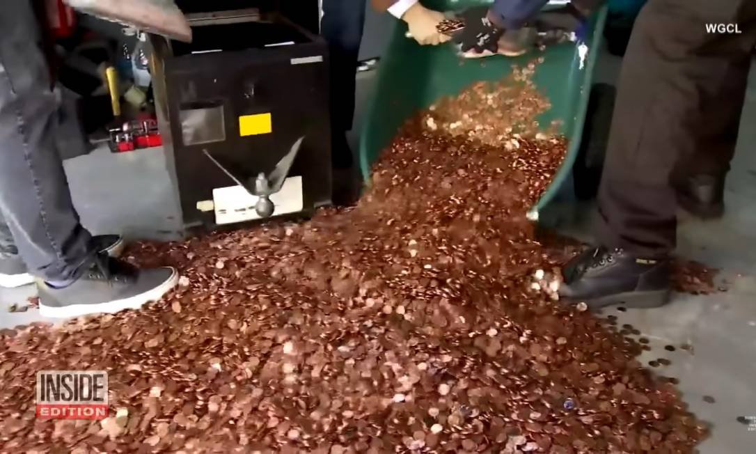 Homem paga salário de empregado com 91,5 mil moedas e é processado