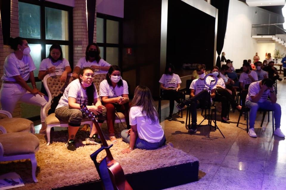 Culto de ação de graças ao sertanejo Maurílio, morto há 9 dias, acontece na Igreja Atmosfera em Goiânia (GO). A cerimônia é organizada por amigos e familiares do cantor.