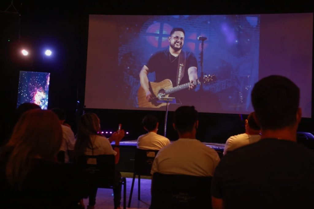 Culto de ação de graças ao sertanejo Maurílio, morto há 9 dias, acontece na Igreja Atmosfera em Goiânia (GO). A cerimônia é organizada por amigos e familiares do cantor.