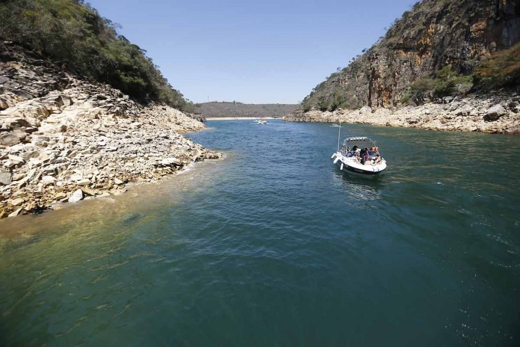 passeio de Lancha pelo Lago de Furnas no município de Capitólio em minas gerais acidente paredoes de pedra