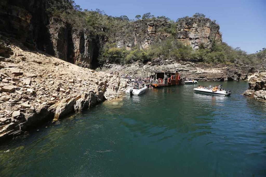 passeio de Lancha pelo Lago de Furnas no município de Capitólio em minas gerais acidente paredoes de pedra