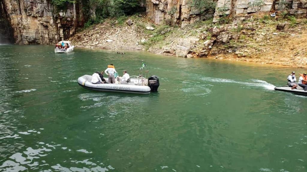 A Marinha do Brasil isolou a área do acidente e abriu investigação, assim como a Polícia Civil de Minas Gerais