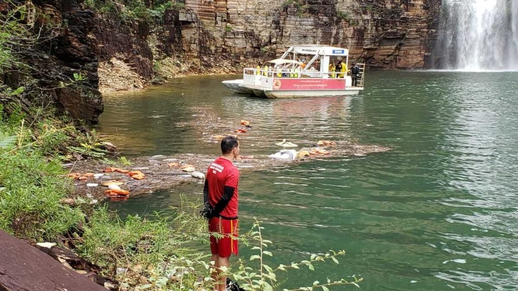 Em Capitólio (MG) um paredão rochoso despencou em cima de lanchas neste sábado (8/1)
