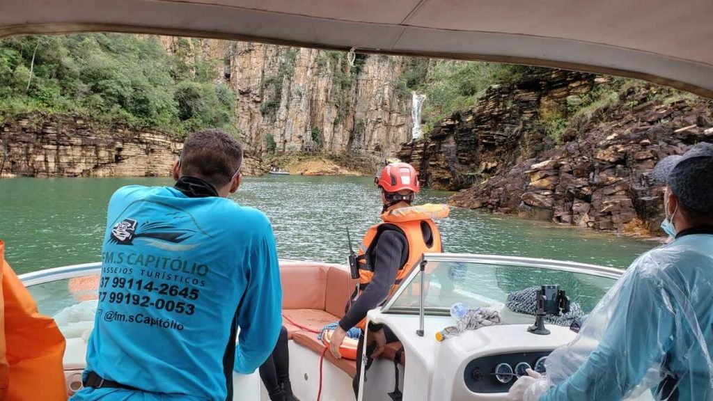 O Corpo de Bombeiros de Minas Gerais estima que há 20 desaparecidos após o desastre no Lago de Furnas