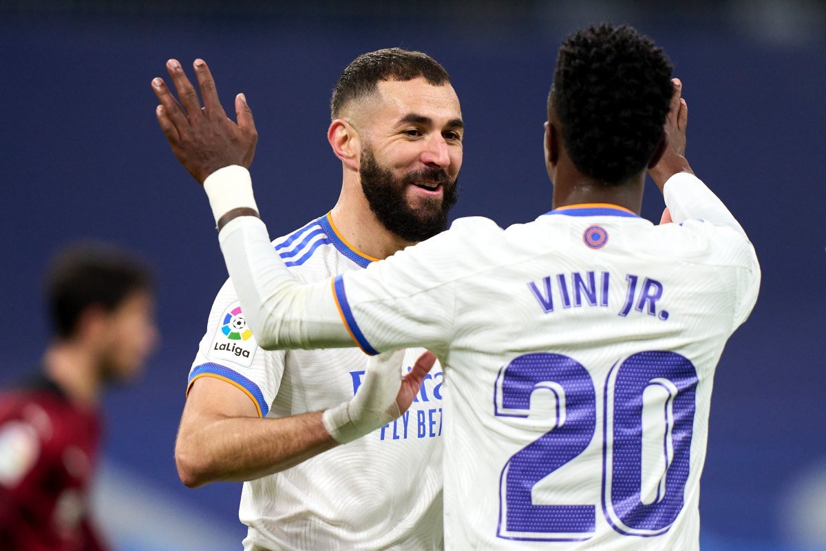 Karim Benzema conquista a Bola de Ouro da temporada 2022; Vini Jr é 8º