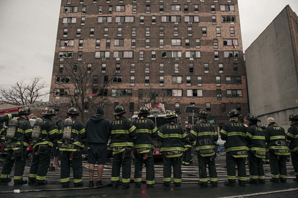 incêndio intenso em um prédio residencial de 19 andares que explodiu na manhã de 9 de janeiro de 2022 no bairro do Bronx, na cidade de New York