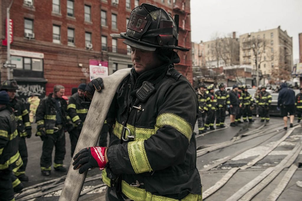 incêndio intenso em um prédio residencial de 19 andares que explodiu na manhã de 9 de janeiro de 2022 no bairro do Bronx, na cidade de New York