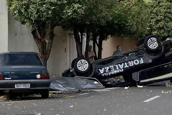 Argentina: Acidente com carro funerário deixa dois mortos