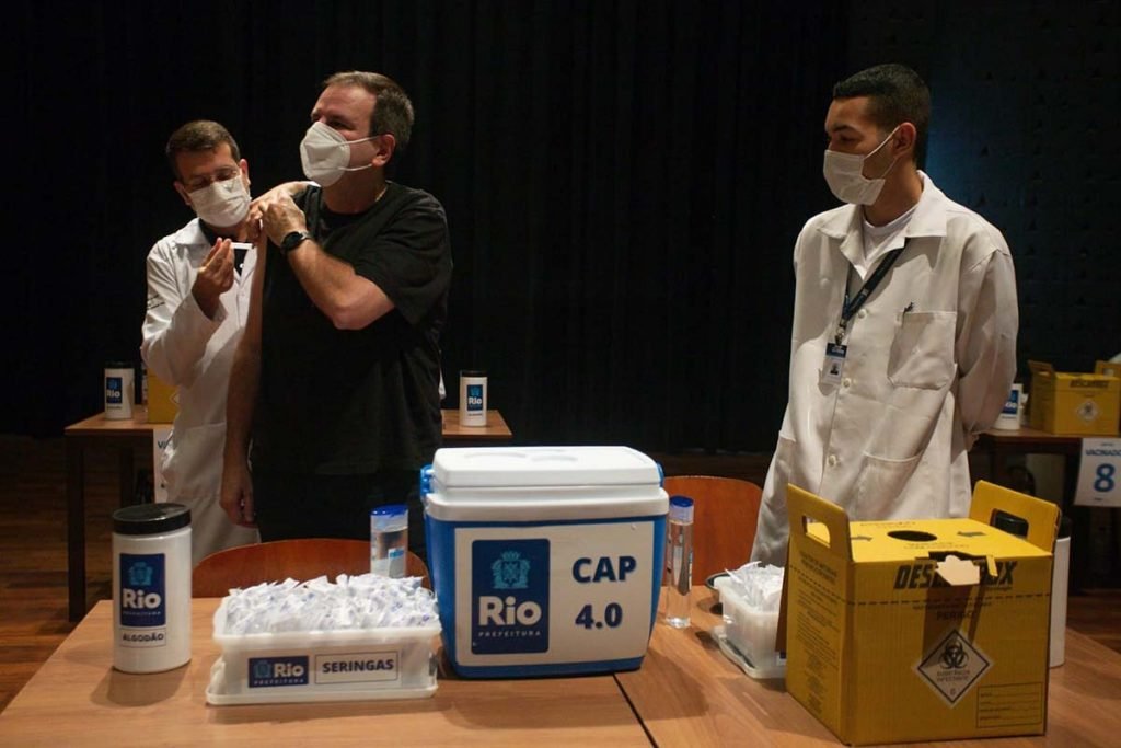 Secretário de Saúde, Daniel Soranz, aplica a terceira dose da vacina da Covid-19 em Eduardo Paes