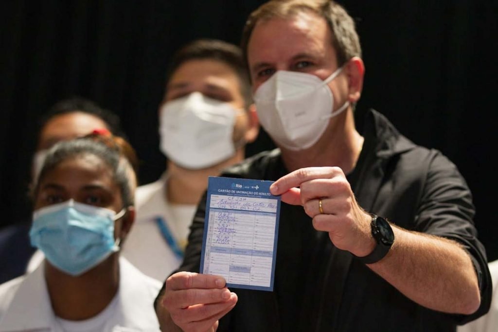 Secretário de Saúde, Daniel Soranz, aplica a terceira dose da vacina da Covid-19 em Eduardo Paes