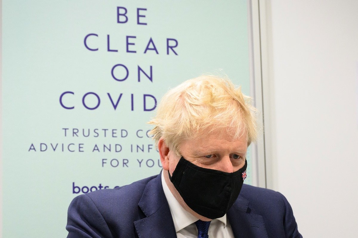 ao menos cinco assessores de Boris Johnson renunciam