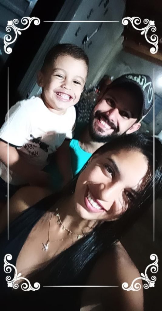 Arthur Miranda e os pais, antes do afogamento dele, em Iporá, Goiás