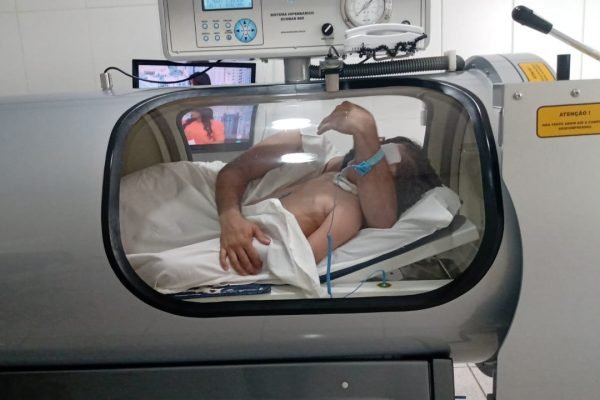 Arthur Miranda em sessão de oxigenoterapia hiperbárica por causa de afogamento em piscina em Iporá, Goiás