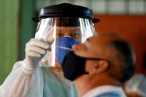 Fotografia do paciente usando o pcr no nariz colorido