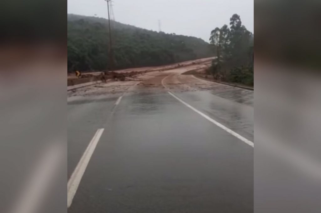 Na imagem colorida, o fim de uma pista está alagada por lama