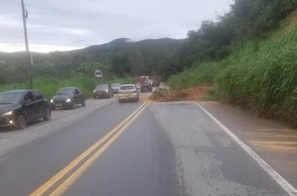 Na imagem colorida, o fim de uma pista está alagada por lama