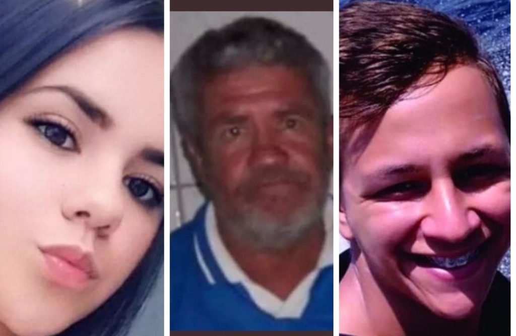 Na imagem colorida, três pessoas dividem uma montagem. À esquerda tem uma mulher e no centro e direita há dois homens. O domeio é idoso e o da direita é jovem