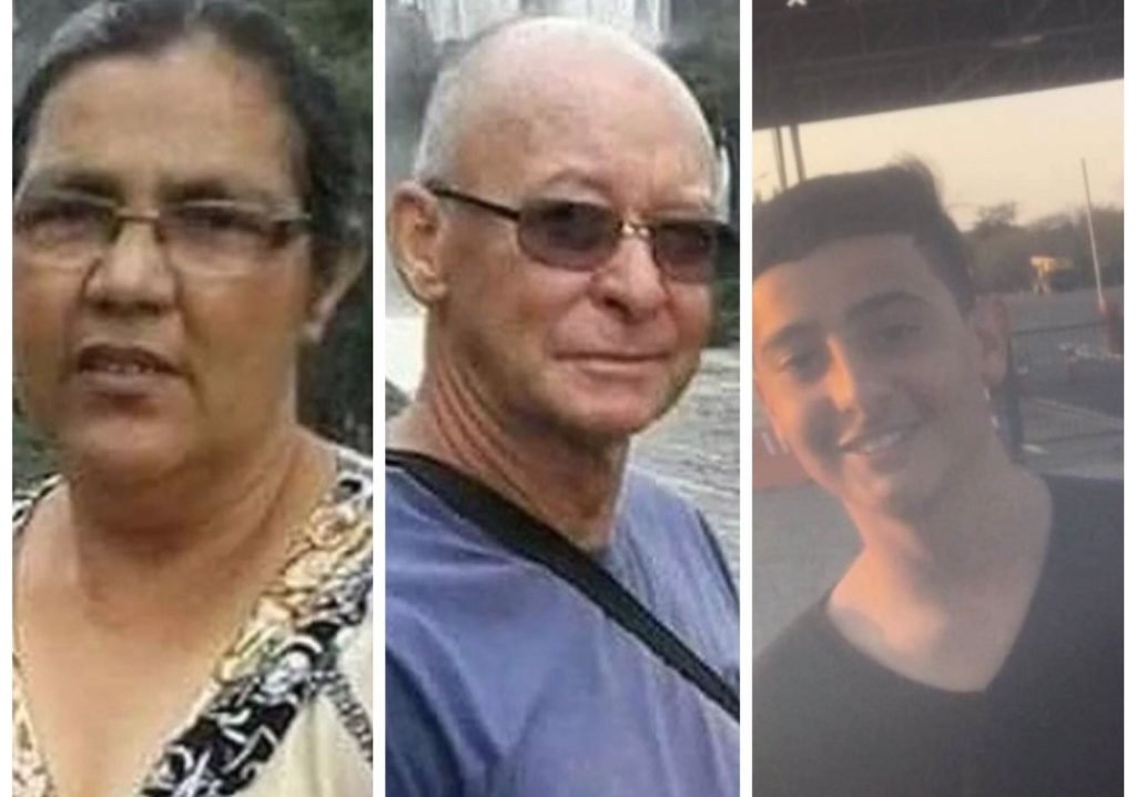 Na imagem colorida, três pessoas dividem uma montagem. À esquerda tem uma mulher e no centro e direita há dois homens. O domeio é idoso e o da direita é jovem