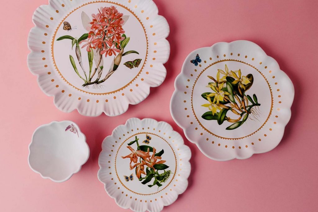 Conjunto de quatro pratos com flores estampadas