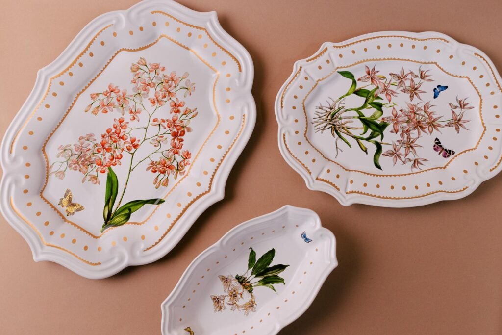 Conjunto de travessas com flores desenhadas